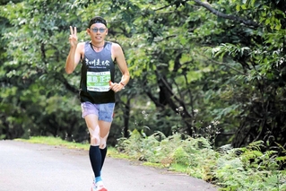 村岡ダブルフルウルトラランニングで連覇した美方署の豊島正士巡査部長＝９月２８日、香美町村岡区（同大会事務局提供）