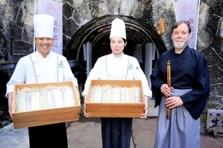 シュトーレンを蔵出ししたカタシマの足立晃一総製菓長（左端）ら＝朝来市生野町小野