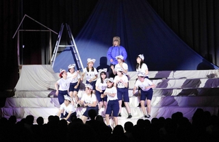 故植村直己さんをテーマに制作した演劇を披露する芸術文化観光専門職大学の学生たち。犬ぞりを模したシーン＝豊岡市日高町野々庄