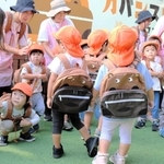 カバンストリート保育園のキャラクター「カバだで」をイメージしたリュックサックを背負う子どもたち＝豊岡市中央町