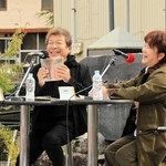 レコードの話で盛り上がるばんばひろふみさん（左）と久米村直子さん＝新温泉町湯