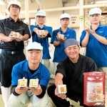 円山川のシジミを使った缶詰を開発した村尾成介さん（手前右）と香住高校の生徒ら＝いずれも香住高校