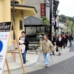 車両が通行止めになった北柳通りを歩く観光客ら＝豊岡市城崎町湯島