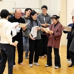 本番に向け稽古する出演者＝豊岡市大手町