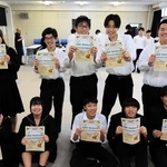 22日に地域食堂を開く生徒たち＝浜坂高校