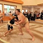 竣工式に駆けつけた朝乃山とのぶつかり稽古＝新温泉町芦屋