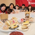 美方大納言小豆を使ったさまざまな新作スイーツを開発した菓子職人や製菓業者ら＝道の駅村岡ファームガーデン