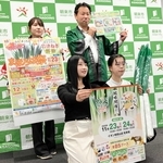 ポスターを手に岩津ねぎの販売解禁イベントなどをＰＲ＝朝来市役所
