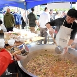 山形県新庄市の芋煮などネギたっぷりの料理に行列ができた＝朝来市和田山町枚田岡