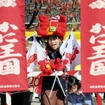 カニへの感謝や日ごろの思いを叫ぶ参加者たち＝豊岡市城崎町湯島