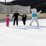 オープンしたスケートリンクで今季初滑りを楽しむ来場者ら＝豊岡市小島