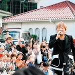 「しぼ・モンゴル宝まつり」のステージで歌い、観客を盛り上げた影山ヒロノブさん＝豊岡市但東町中山（ｈａｒｕｎａさん提供）