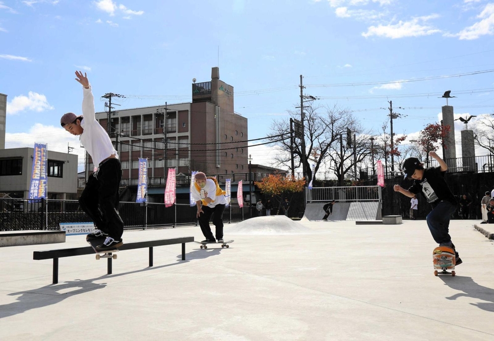 豊岡・中央公園にスケボーとバスケ広場新設 市民ら初滑りや初ゲーム