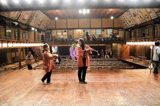 連日、観光客でにぎわう出石永楽館。映画ゆかりのポーズで撮影できる＝豊岡市出石町柳