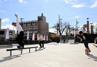 完成したパークで初滑りを楽しむ人たち＝豊岡市元町