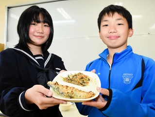 最優秀賞を受けた生野中学校３年の村尾凪悠さん（左）、１年の奎依さん＝同校