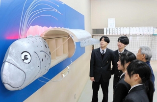 リュウグウノツカイを模した棚を制作した豊岡総合高校の生徒たちと草分みのるさん（右端）＝豊岡市加広町