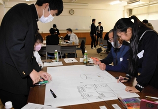ＪＲ生野駅東口待合室の改装についてアイデアをまとめる参加者たち＝生野高校