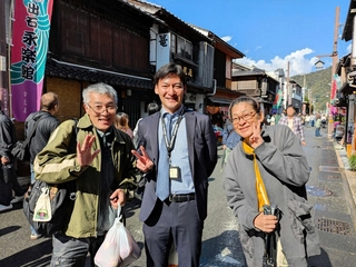 出石お城まつりを訪れた河合美智子さん（右）と峯村純一さん（左）、峯村さんのいとこの息子で、長野県上田市職員の小出亮さん＝１１月３日、豊岡市出石町（峯村さん提供）