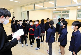 真新しい校舎を見学する児童ら＝豊岡市竹野町竹野