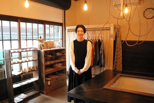 古橋緋香里さんとゆかりの作家たちの作品を集めたセレクトショップの店内＝豊岡市出石町内町