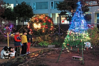 高校生らが手作りしたイルミネーション＝浜坂子育て支援センター