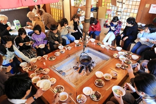 自分たちで収穫した米を味わう児童たち＝香美町村岡区板仕野