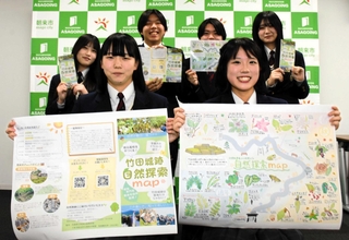 竹田城跡の自然探索マップを作成した和田山高校の生徒ら＝朝来市役所