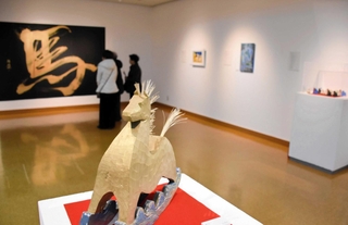 来年の干支「午」をテーマとする木彫や絵画、書などが並ぶ＝あさご芸術の森美術館