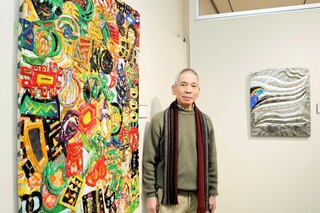 空き缶を画材に造形作品を手がける稲葉猛さんの回顧展＝豊岡市小島