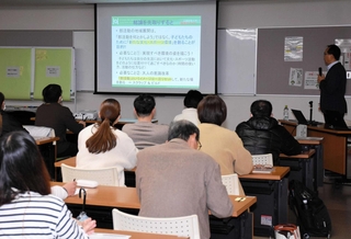 部活の地域展開などについて市民らと意見交換したタウンミーティング＝さんとう緑風ホール