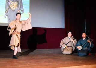 琉球舞踊「鳩間節」を披露する出演者＝豊岡市元町