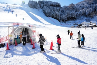 オープンしたばかりのゲレンデでスキーを楽しむ客ら＝養父市大屋町若杉