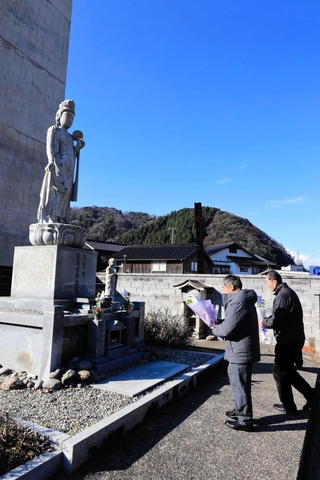 事故現場の慰霊碑に花を供えるＪＲ西日本労働組合の幹部ら＝香美町香住区余部