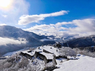 雪に覆われた竹田城跡。こんな景色を楽しめるかも…（あさごツーリズムビューロー提供）