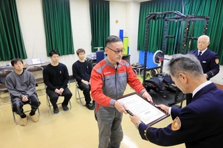 感謝状を受け取る香洋自動車の山本繁社長（中央）ら＝美方広域消防署香住分署