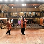 連日、観光客でにぎわう出石永楽館。映画ゆかりのポーズで撮影できる＝豊岡市出石町柳