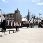 豊岡・中央公園にスケボーとバスケ広場新設　市民ら初滑りや初ゲーム楽しむ