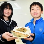 最優秀賞を受けた生野中学校３年の村尾凪悠さん（左）、１年の奎依さん＝同校