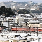 住宅の屋根や線路に雪が積もった＝４日午前、豊岡市大手町