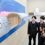 豊岡総合高校にリュウグウノツカイ!?　生徒4人、家具職人の指導受け制作