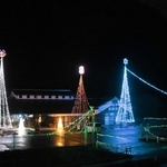 高さ約１２メートルのツリーなどが目を引く＝豊岡市出石町寺坂