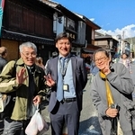 出石お城まつりを訪れた河合美智子さん（右）と峯村純一さん（左）、峯村さんのいとこの息子で、長野県上田市職員の小出亮さん＝１１月３日、豊岡市出石町（峯村さん提供）