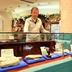 数十種類の昆虫化石が並ぶ「おもしろ昆虫化石館」の展示室＝新温泉町千谷