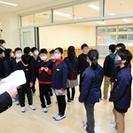 真新しい校舎を見学する児童ら＝豊岡市竹野町竹野