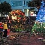 高校生らが手作りしたイルミネーション＝浜坂子育て支援センター