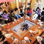 自分たちで収穫した米を味わう児童たち＝香美町村岡区板仕野