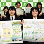 竹田城跡の自然探索マップを作成した和田山高校の生徒ら＝朝来市役所