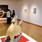 来年の干支「午」をテーマとする木彫や絵画、書などが並ぶ＝あさご芸術の森美術館