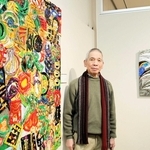 空き缶を画材に造形作品を手がける稲葉猛さんの回顧展＝豊岡市小島